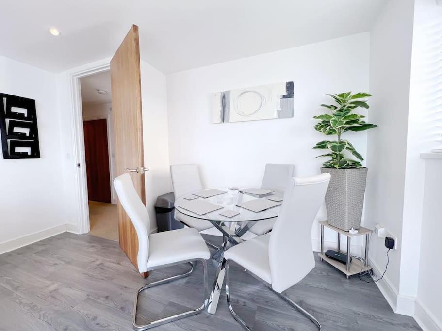 Stylish Seaview One-Bedroom Apt スウォンジー エクステリア 写真