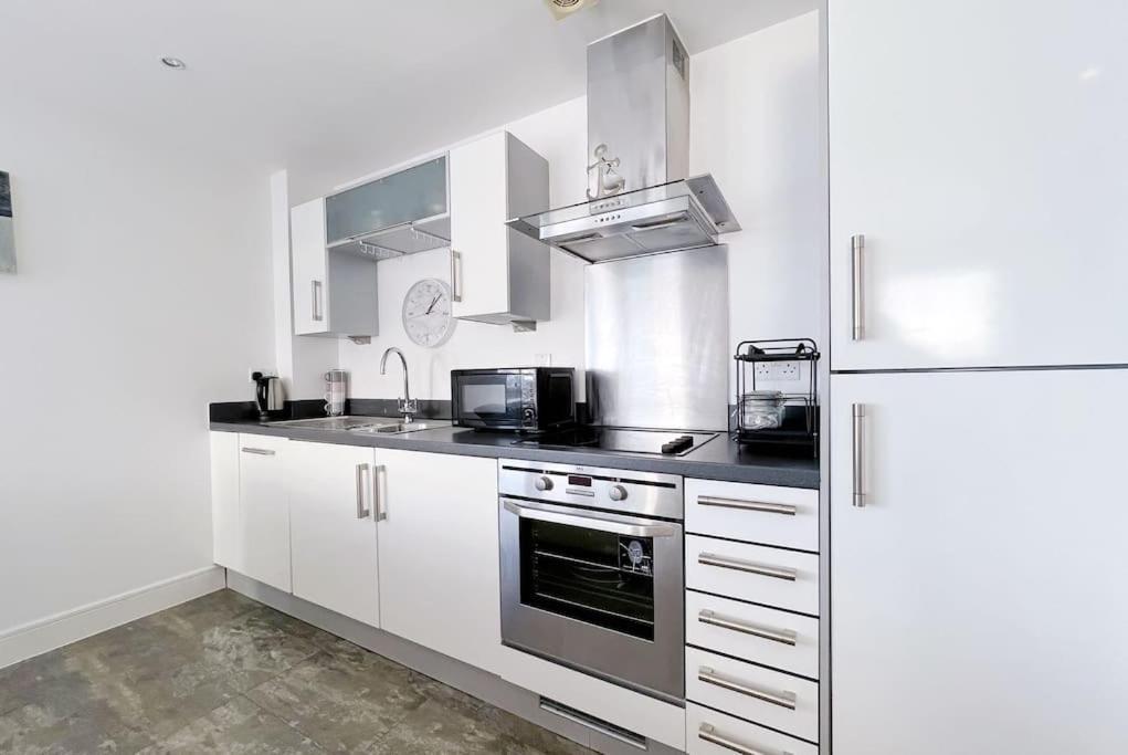 Stylish Seaview One-Bedroom Apt スウォンジー エクステリア 写真