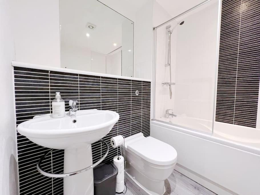 Stylish Seaview One-Bedroom Apt スウォンジー エクステリア 写真