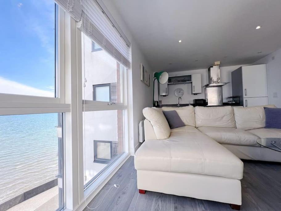 Stylish Seaview One-Bedroom Apt スウォンジー エクステリア 写真