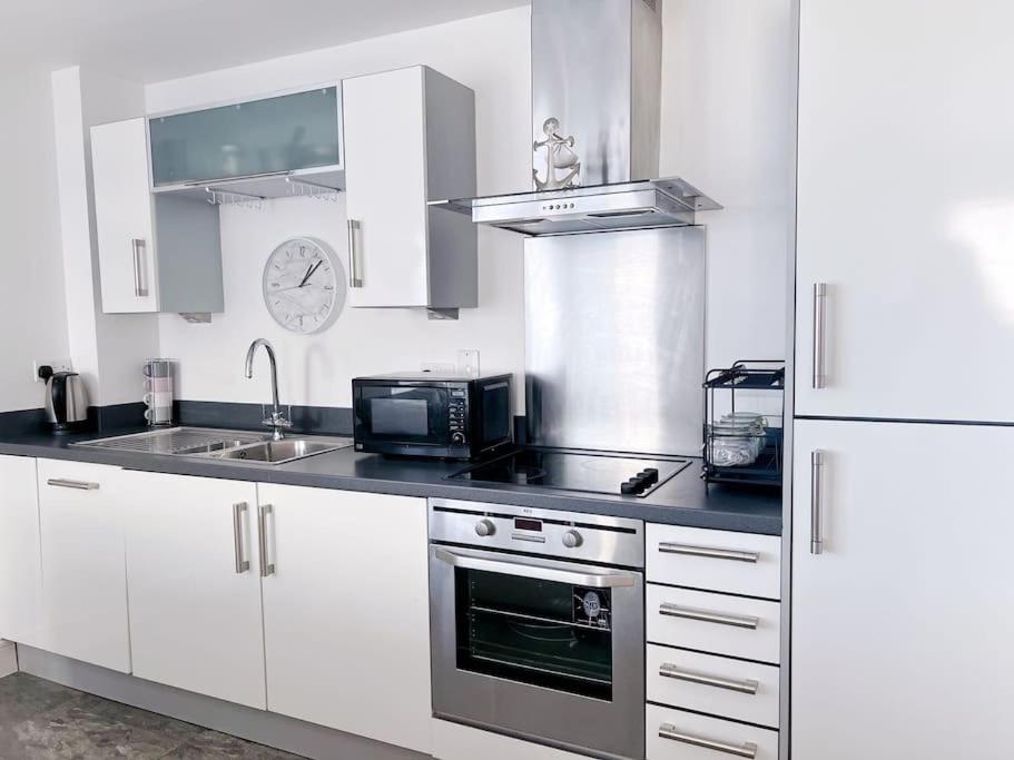 Stylish Seaview One-Bedroom Apt スウォンジー エクステリア 写真